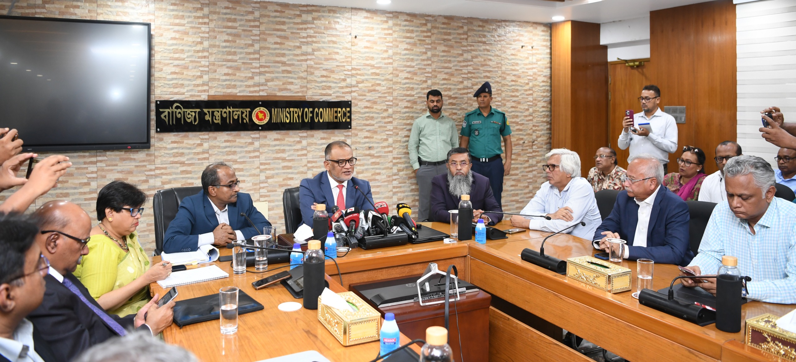 যুক্তরাষ্ট্রের সঙ্গে পাল্টা শুল্ক আলোচনার তৃতীয় দফার প্রস্তুতি নিচ্ছে বাংলাদেশ